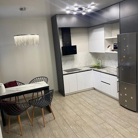 Vip Apartment У Центрі Міста, Новобуджк Театральний,Дуже Простора Riwne Exterior foto