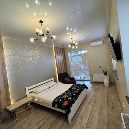 Vip Apartment У Центрі Міста, Новобуджк Театральний,Дуже Простора Riwne Exterior foto
