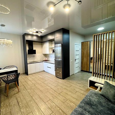 Vip Apartment У Центрі Міста, Новобуджк Театральний,Дуже Простора Riwne Exterior foto