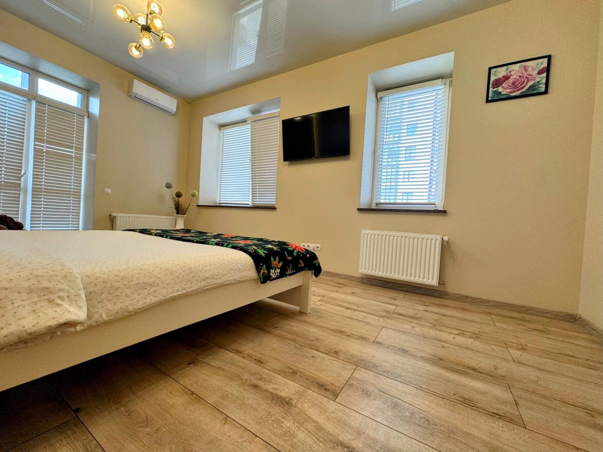 Vip Apartment У Центрі Міста, Новобуджк Театральний,Дуже Простора Riwne Exterior foto