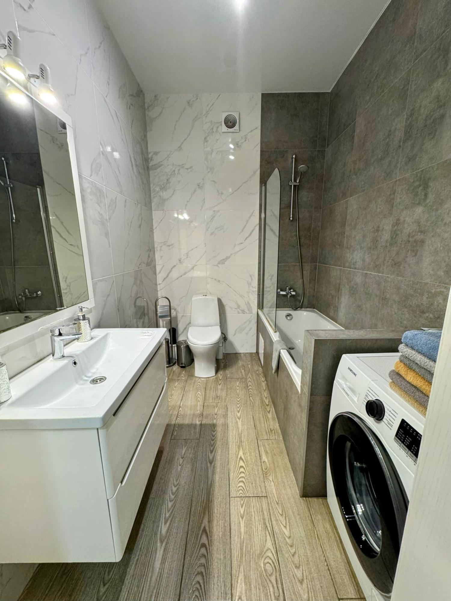 Vip Apartment У Центрі Міста, Новобуджк Театральний,Дуже Простора Riwne Exterior foto