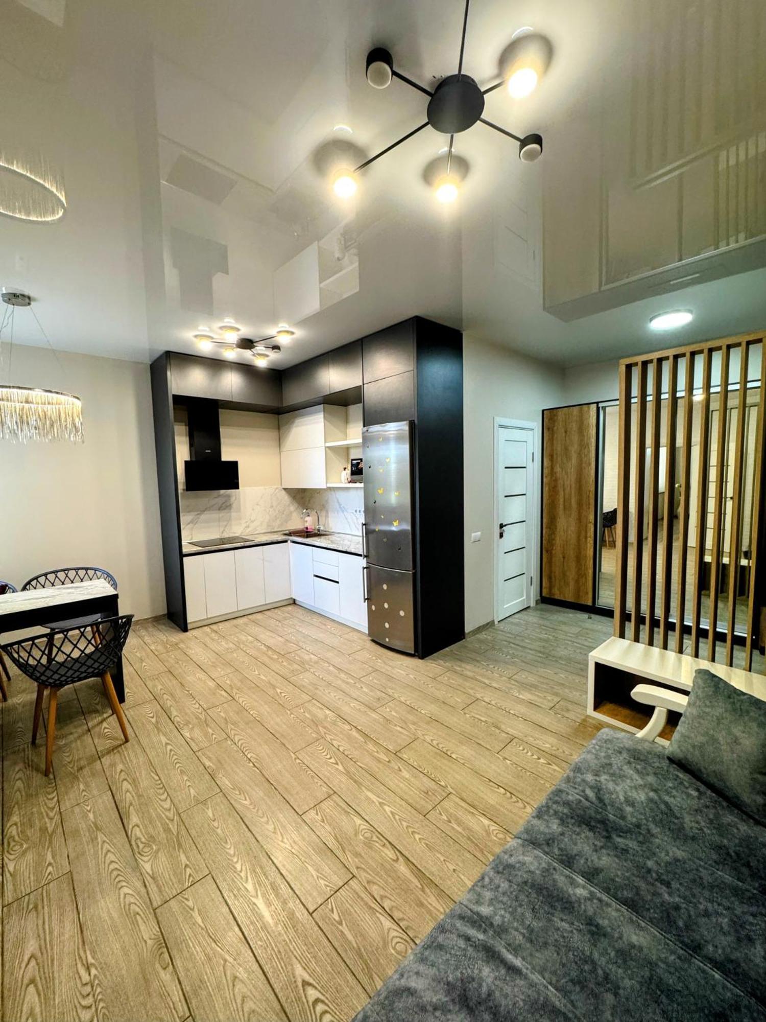 Vip Apartment У Центрі Міста, Новобуджк Театральний,Дуже Простора Riwne Exterior foto