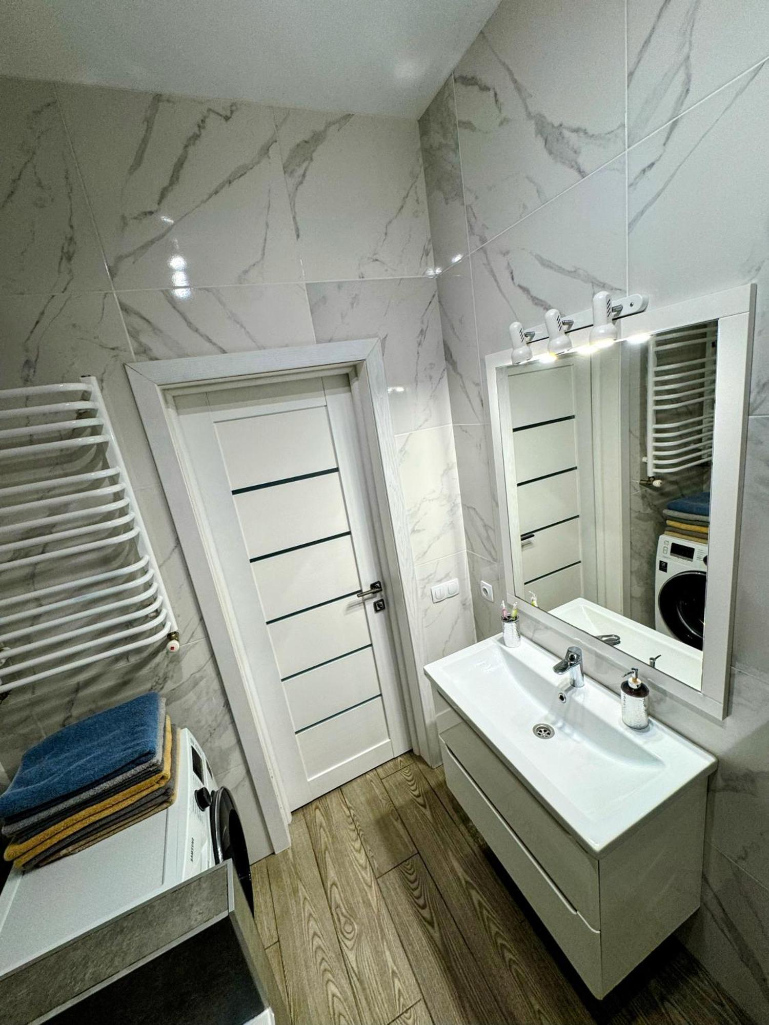 Vip Apartment У Центрі Міста, Новобуджк Театральний,Дуже Простора Riwne Exterior foto